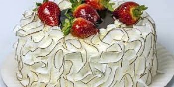 Bolo de coco com cobertura de marshmallow