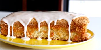 Bolo de limão com glacê de açúcar