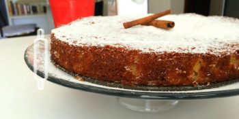 Bolo de maçã com cobertura de açúcar de confeiteiro