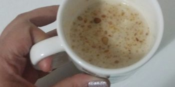 café com leite de amendoim