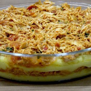 Frango desfiado com legumes em receita simples e prática demais