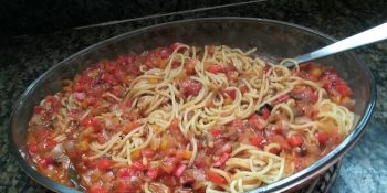 Macarrão com molho de tomate caseiro sem leite