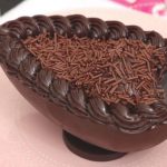 ovo de Páscoa de colher de chocolate amargo