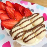 ovo de colher de chocolate branco com morango