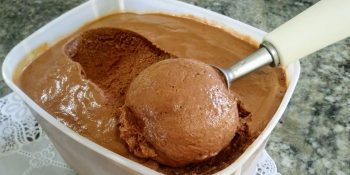 sorvete de chocolate com amêndoas