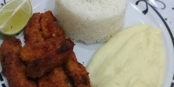 Frango empanado com purê de batata