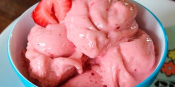 Sorvete de morango com chantilly