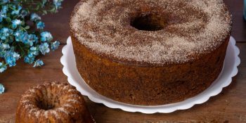 Bolo de banana com nozes