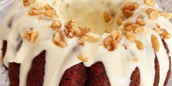 Bolo de cenoura com cobertura de cream cheese