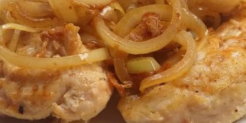 Frango com cebola caramelizada