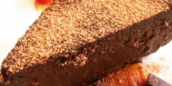 Torta de mousse de chocolate com massa de biscoito