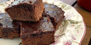 Bolo de chocolate com cobertura