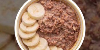 Overnight oats com banana e cacau