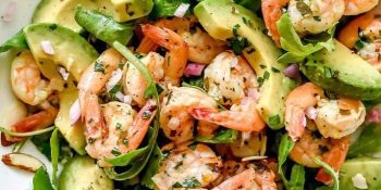 Salada de camarão com abacate