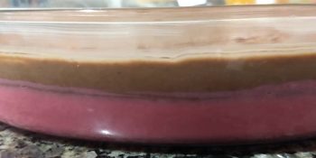 Sobremesa de morango com chocolate gelada