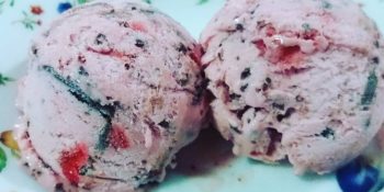 Sorvete de morango com chocolate