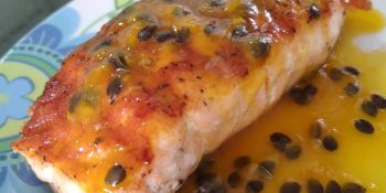 Salmão grelhado com molho de maracujá