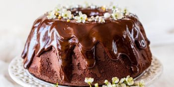 Bolo de chocolate com cobertura simples
