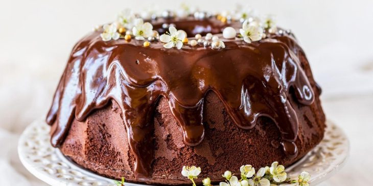 Bolo de chocolate com cobertura simples sensacional para servir no café