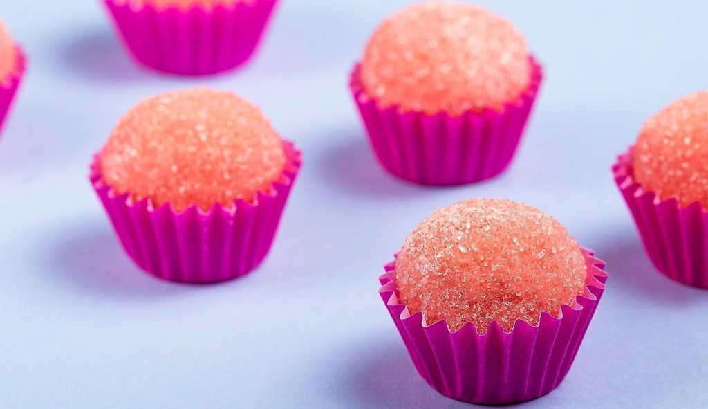 Brigadeiro de morango com tang perfeita para aquela tarde com uma pessoal especial @sabornamesa