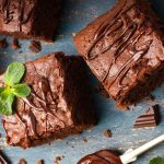 Brownie de banana é uma receita feita com apenas 3 ingredientes