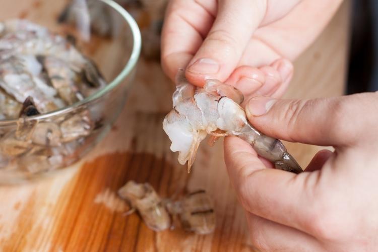 como limpar camarão com palito de dente