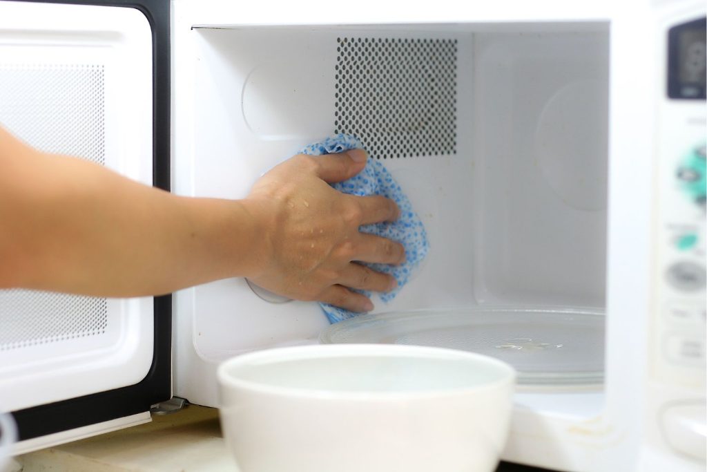 Tirar cheiro ruim do micro-ondas