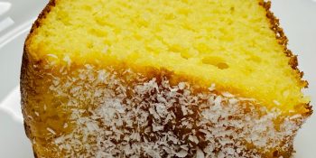 Bolo de abacaxi com tang