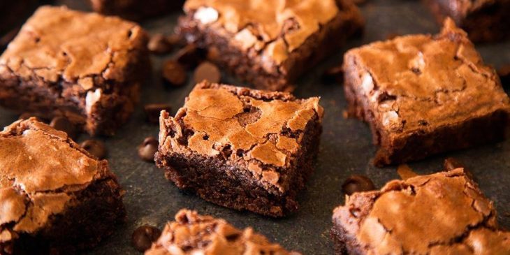 Esse brownie de frigideira fica pronto em 7 minutos e qualquer um consegue fazer