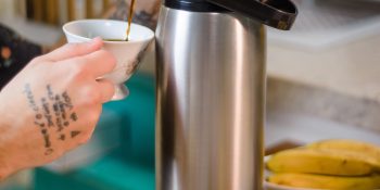 café quente na garrafa térmica