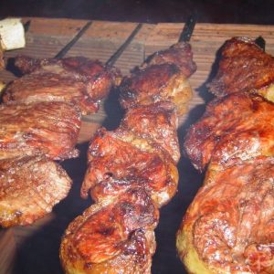 Receita de churrasco de frango deixará o seu almoço de domingo em família inesquecível