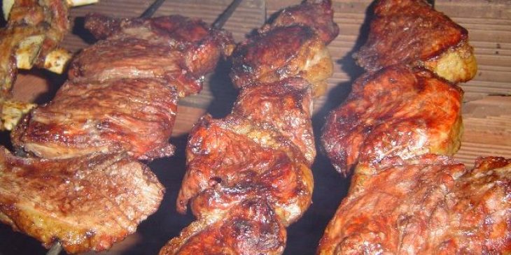 Receita de churrasco de frango deixará o seu almoço de domingo em família inesquecível