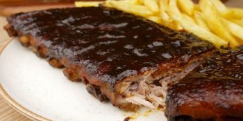 Costela de porco ao molho barbecue
