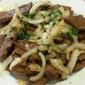 fígado de porco acebolado simples @pinterest