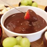 Receita de fondue de chocolate ao leite bem fácil e prática para fazer em casa @isamaraamancio