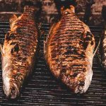 Peixe na brasa uma receita barata para servir no almoço da família @revistamenu