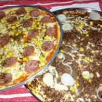 Pizza de carne de sol é o sabor que precisa ser feito com muito recheio em casa