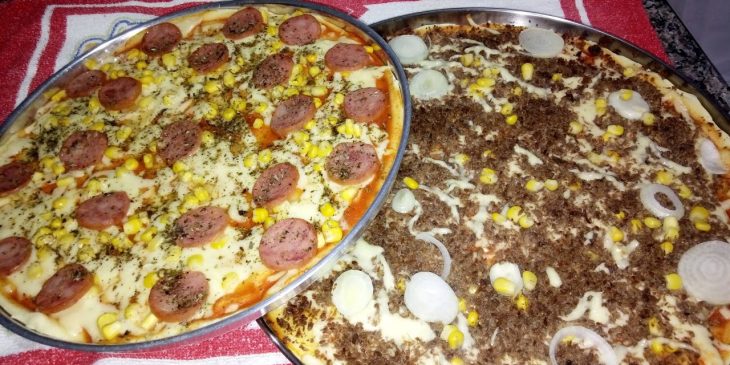 Pizza de carne de sol é o sabor que precisa ser feito com muito recheio em casa