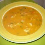 Sopa de peixe com legumes para esquentar do jeito mais prático