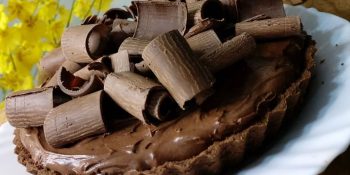 Torta de mousse de chocolate com massa de bolacha