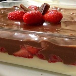 Bombom de morango na travessa de Dia dos Namorados simples