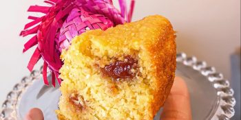 Bolo de milho com goiabada e queijo