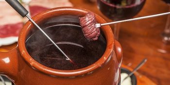 Fondue de carne ao vinho