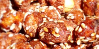 Amendoim caramelado com gergelim