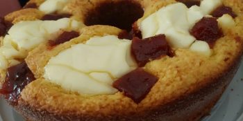 Receita de Festa Junina: Bolo de milho com goiabada e requeijão