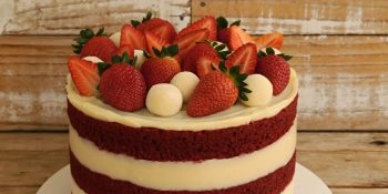 Bolo red velvet com morangos