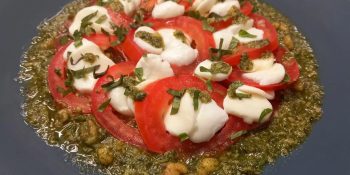 Salada caprese com pesto