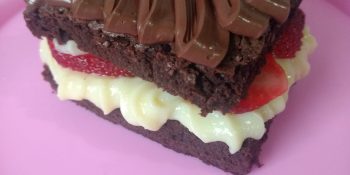 Brownie trufado com ninho e morangos