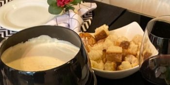 Fondue romântico de queijo