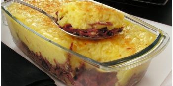 Escondidinho de carne seca com macaxeira é a receita de hoje